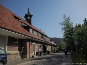 Das Foto zeigt die Rückseite des Bahnhofs in Bärental