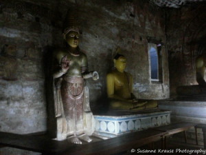 Das Foto zeigt Buddha Statuen im Höhlentempel in Dambulla