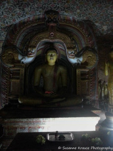 Das Foto zeigt Buddha Statuen im Höhlentempel in Dambulla